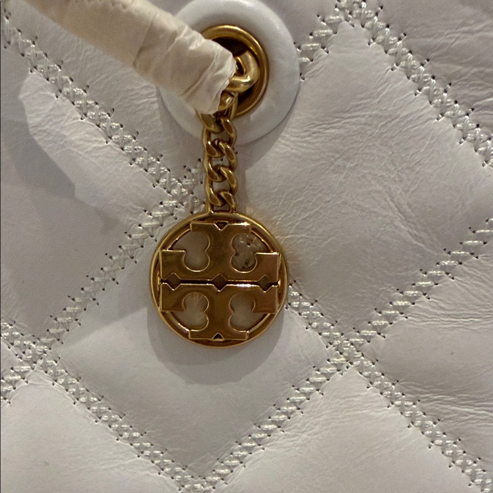 Tory Burch White Quilted Shoulder Bag with Gold Chain - Picture 3 of 8
